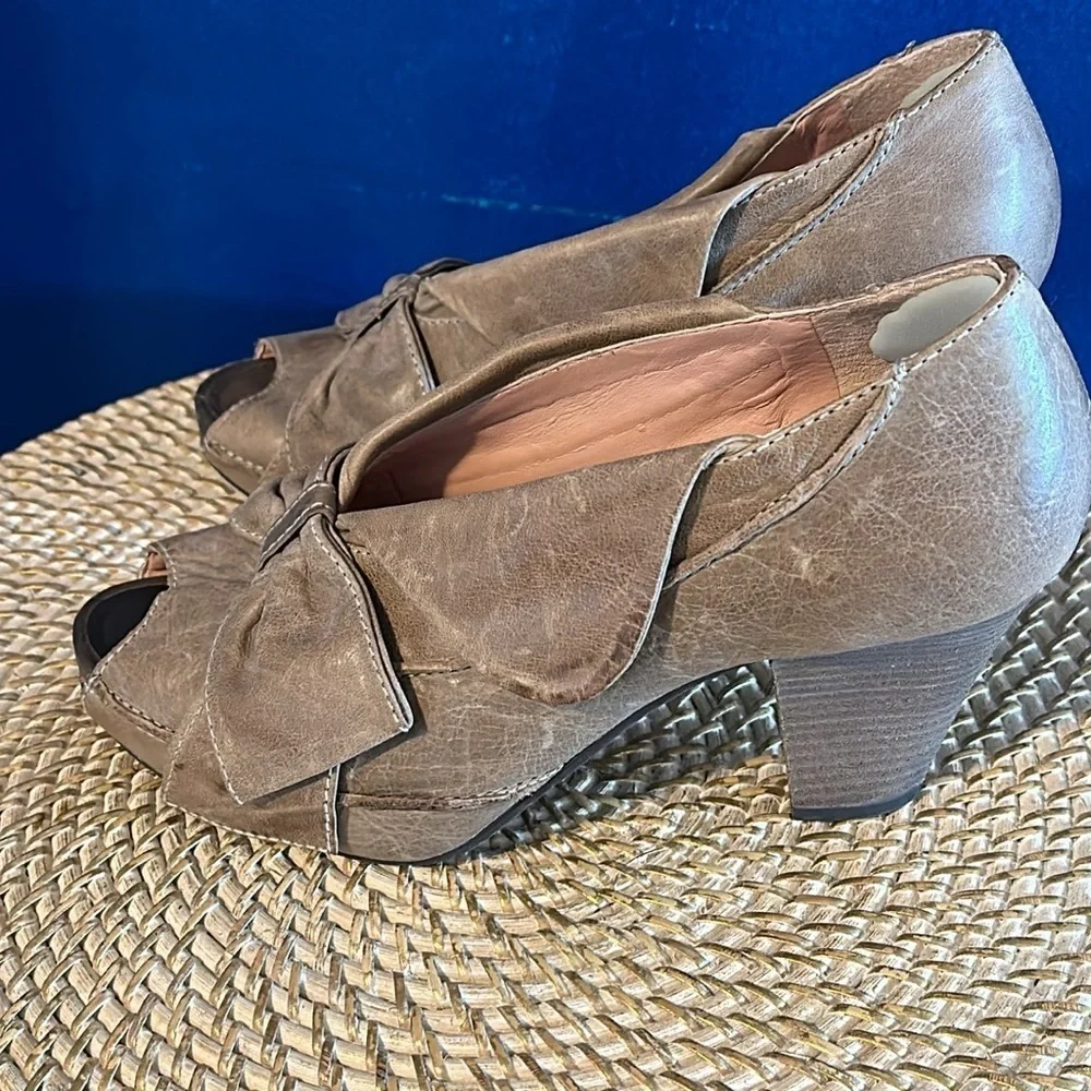 Women’s Anthropologie Miss Albright Leather Upper Bow Peep Toe Heels Size 8